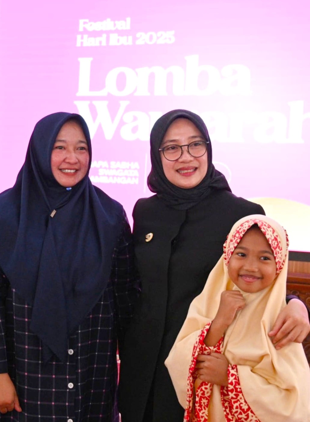Devi Syifa Zaskya, siswi SD IT Al Uswah 2 Banyuwangi, bersama orang tuanya, foto bersama Bupati Ipuk Fiestiandani di Pendapa Sabha Swagata Blambangan, Senin (22/12/2025).
