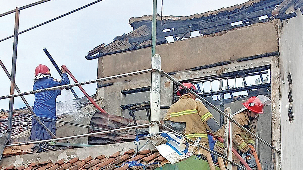 Petugas Damkarmat Banyuwangi berhasil menjinakkan si jago merah yang membakar rumah warga di Lingkungan Karangasem, Kelurahan Bakungan, Kecamatan Glagah, Senin (22/12).