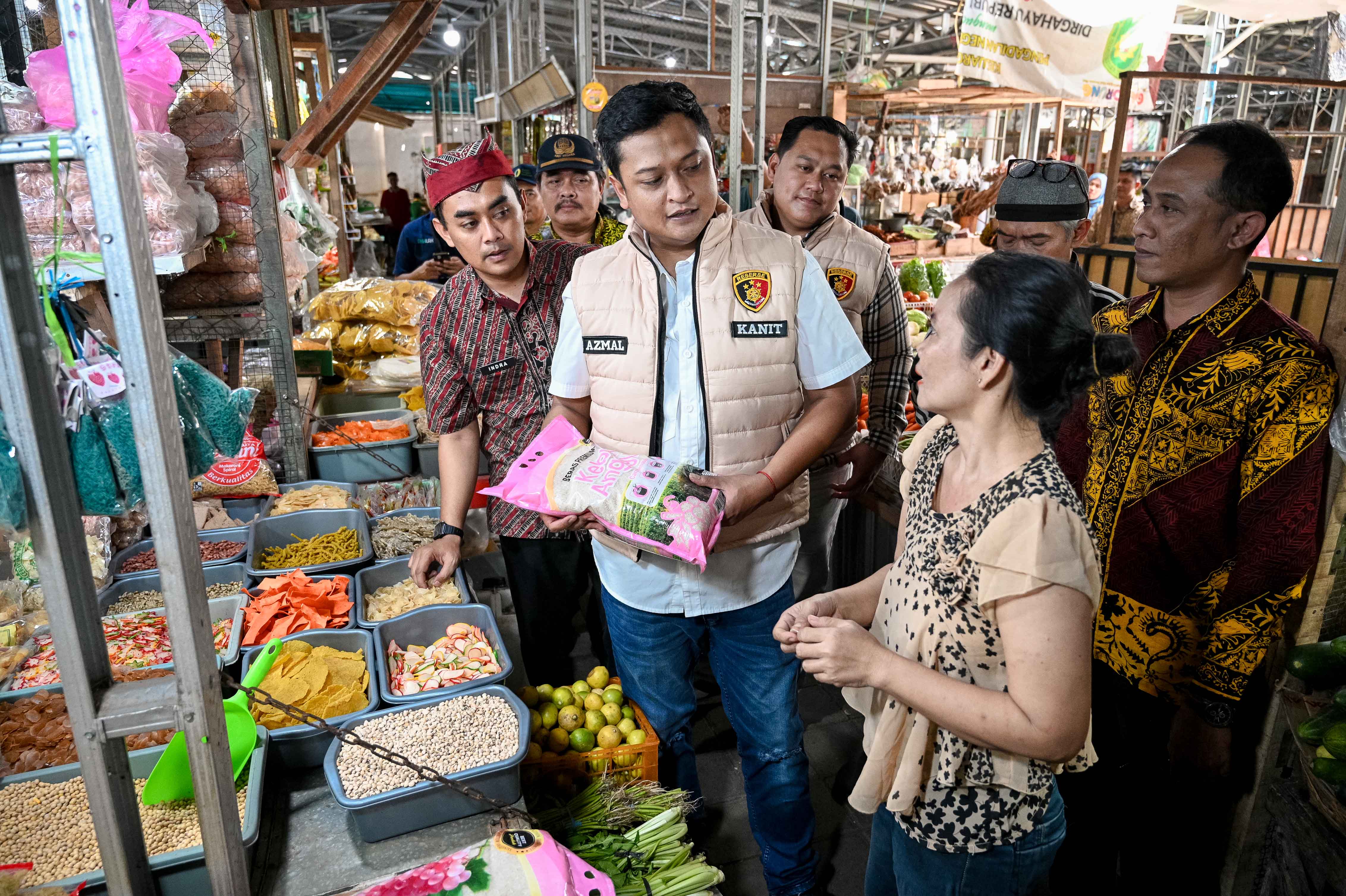 Tim Satgas Pangan yang dipimpin Kanit Pidsus Ipda Asmal Rahadian memastikan ketersediaan pangan khususnya bahan pokok di Pasar Banyuwangi, Selasa (23/12/2025).