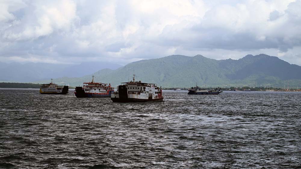 BMKG peringatkan potensi gelombang tinggi di perairan Indonesia akibat bibit siklon tropis 93S, termasuk di perairan Selat Bali.