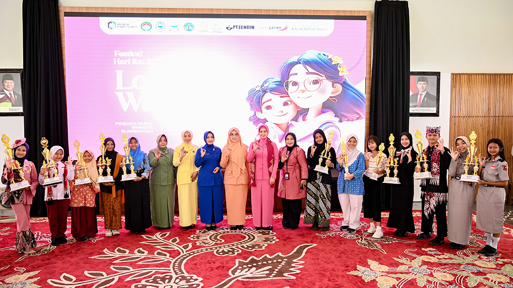Para pemenang lomba Wawarah dalam rangka Hari Ibu 2025 foto bersama di Pendapa Shaba Swagata Blambangan, Senin (22/12/2025)