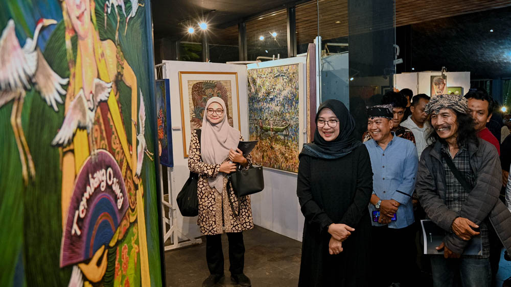 Bupati Ipuk didampingi Ketua DKB Hasan Basri dan ketua panitia pameran N. Kojin menyaksikan karya lukisan di Gedung Juang 45.