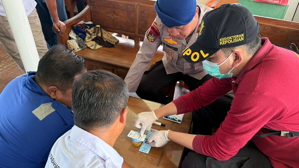 Seksi Kedokteran dan Kesehatan Polresta Banyuwangi melakukan tes urine untuk awak kapal dan sopir di Pelabuhan Ketapang, Senin (22/12).