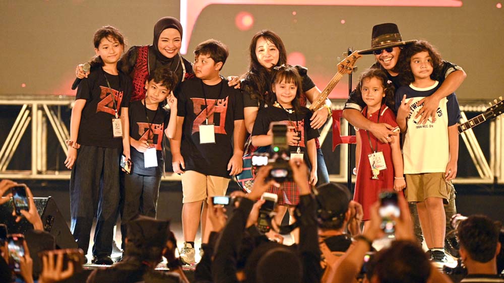 Band Kotak tampil di konser Harjaba ke-254 Banyuwangi. Ajak keluarga besar, bernostalgia setelah 15 tahun, sekaligus berdonasi kemanusiaan.