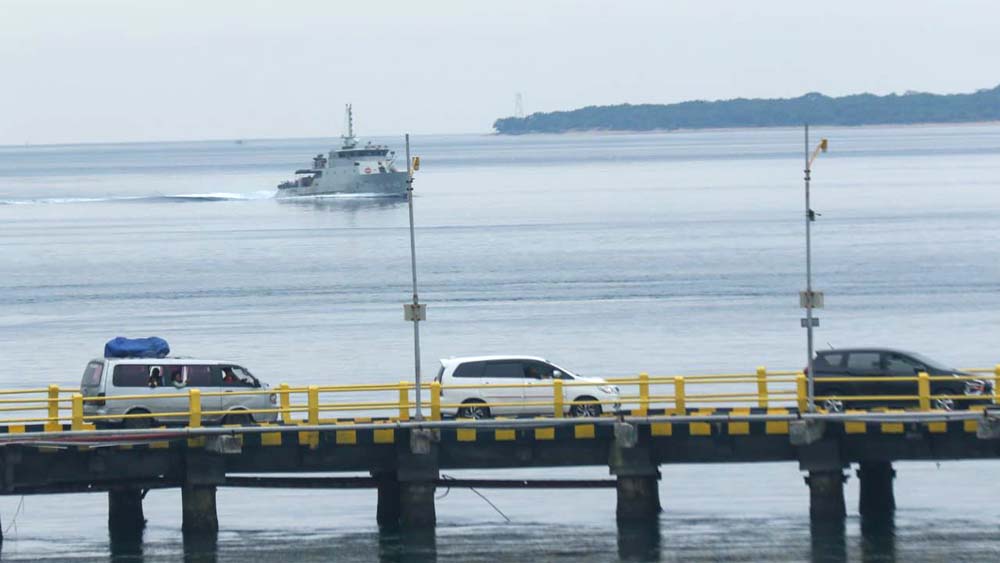 AMANKAN JALUR PENYEBERANGAN: KAL Sembulungan milik TNI AL berpatroli di sekitar Lintasan Pelabuhan Ketapang-Gilimanuk.