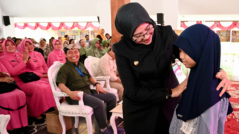 Surat Pelajar Bikin Bupati Ipuk Menitikkan Air Mata terharu.