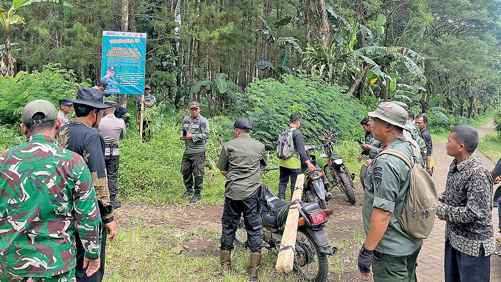 Jajaran Forpimka Songgon bersama personel Perhutani KPH Banyuwangi Barat dan Kepala Desa Bayu Yulia Herlina melakukan patroli dan mitigasi di RPH Bayu, BKPH Rogojampi, Senin (22/12).