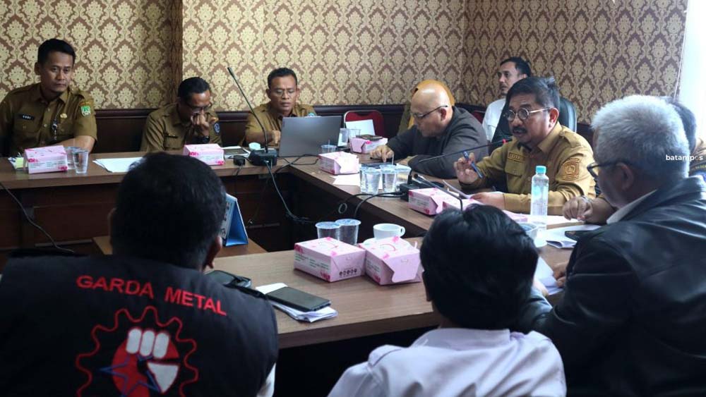 Kepala Dinas Tenaga kerja Provinsi Kepri Diky Wijaya memimpin rapat pembahasan UMP dan UMK di gedung Graha Kepri, Senin (22/12).