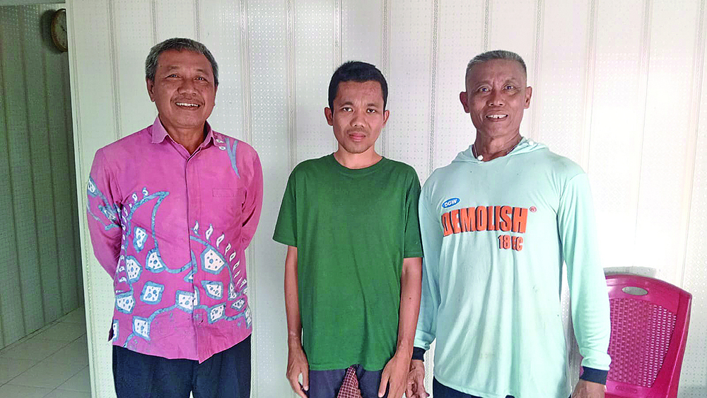 Candra (tengah), salah satu pasien rehabilitasi di Kecamatan Muncar dijemput petugas pusat rehabilitasi di Desa Kedunggebang, Kecamatan Tegaldlimo, kemarin (22/12).