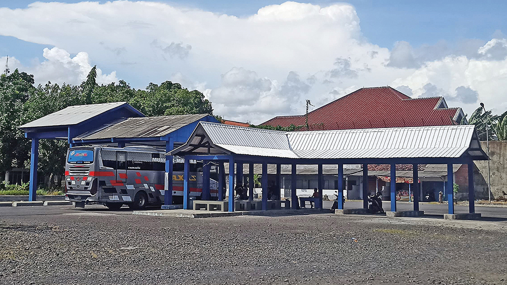 Bus jurusan Banyuwangi&ndash;Madura parkir di Terminal Muncar, Senin (22/12).