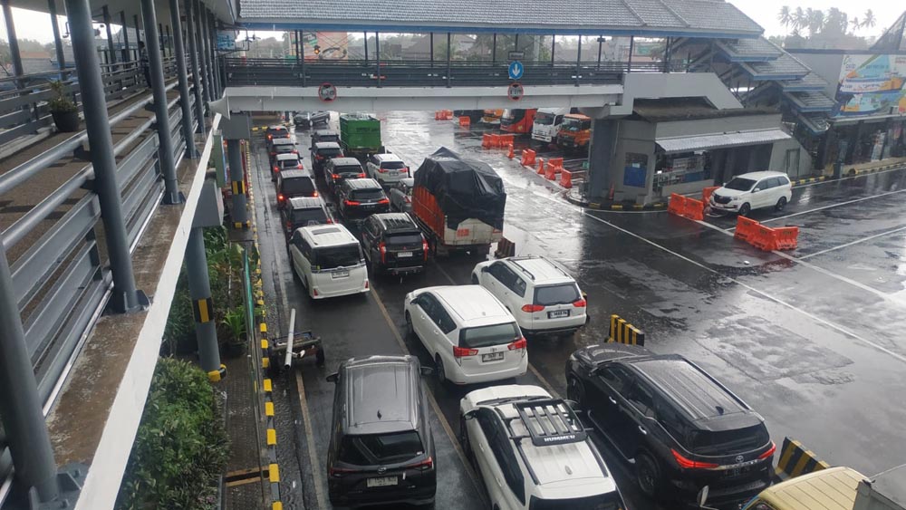 Kendaraan roda empat antre tak jauh dari dermaga gara-gara perairan Selat Bali dilanda hujan dan angin kencang, Rabu (24/12).