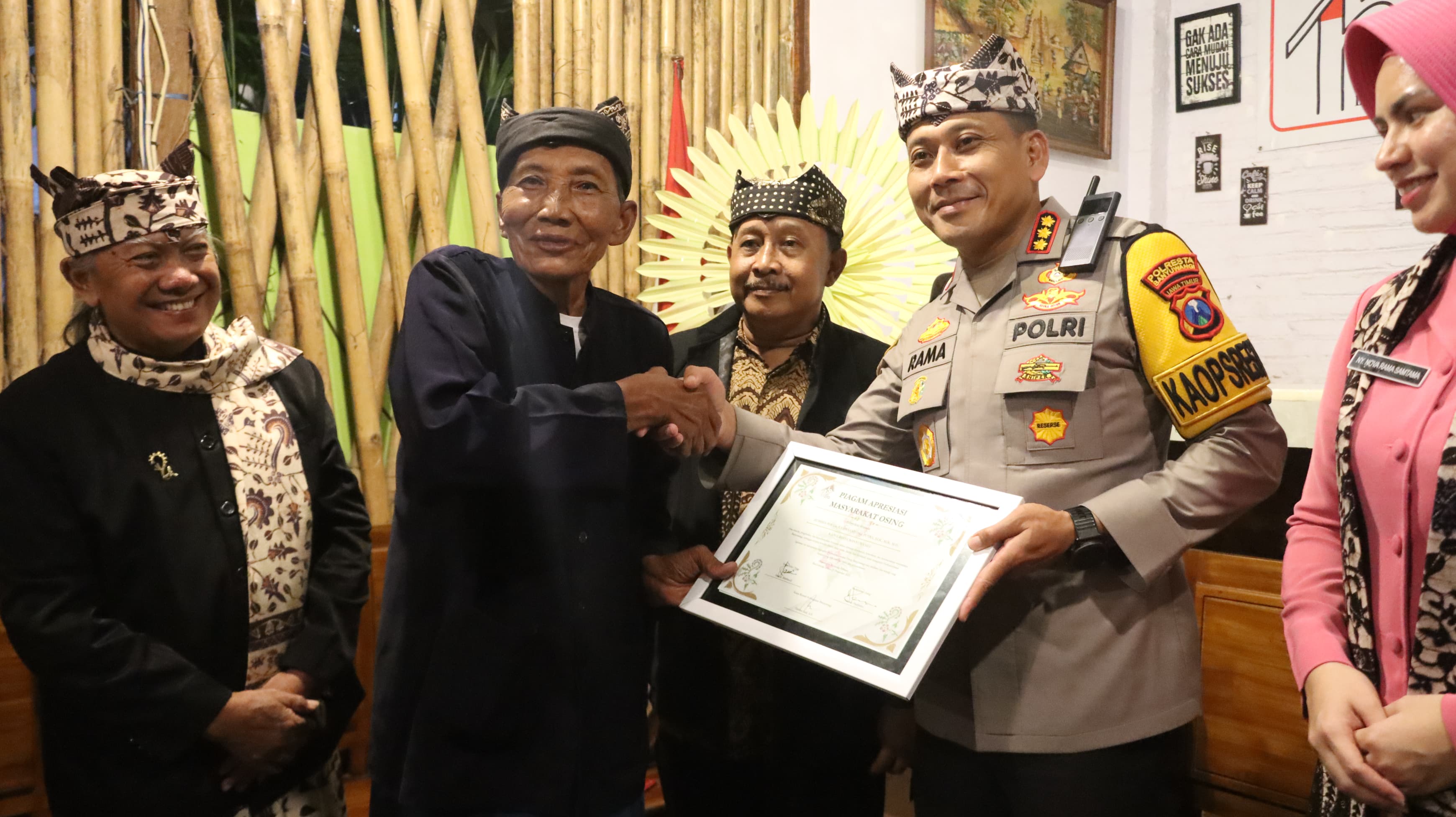 Kapolresta Banyuwangi dianugerahi Warga Kehormatan Suku Osing.