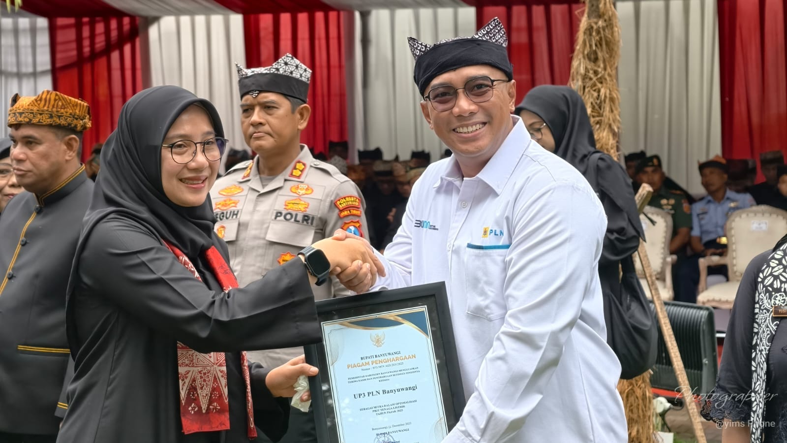 PLN UP3 Banyuwangi menerima penghargaan optimalisasi pajak daerah dari Bapenda Banyuwangi yang diserahkan langsung Bupati Ipuk Fiestiandani.