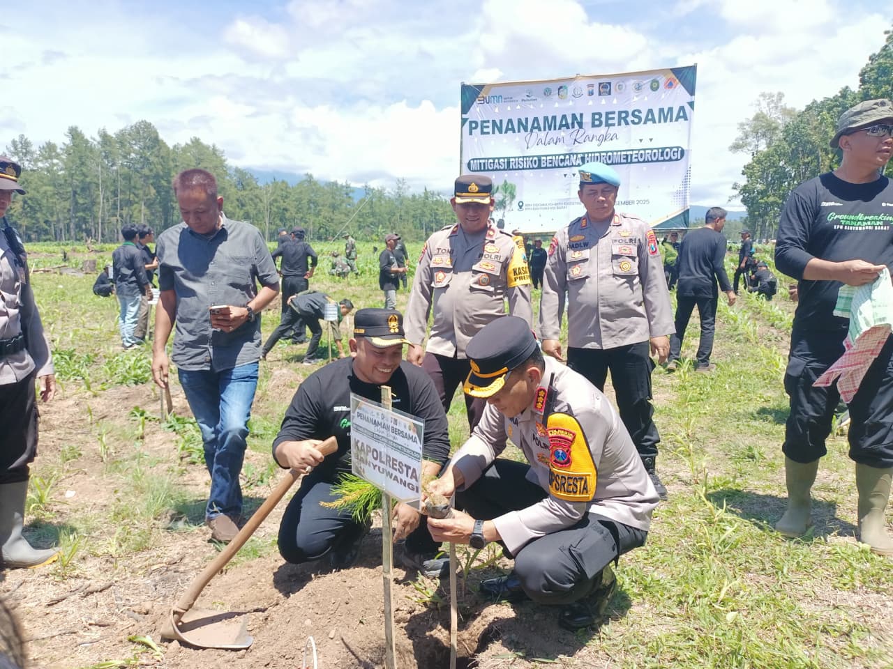 Kapolresta Banyuwangi Kombespol Rama Samtama Putra menanam pohon di RPH Sidomulyo, BKPH Kalisetail, KPH Banyuwangi Barat.