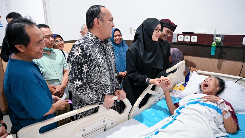 Bupati Ipuk didampingi dr. Ananta Naufal Habibi, SpOT, Majelis Kehormatan DKB Samsudin Adlawi, dan Ketua DKB Hasan Basri menjenguk Temuk Misti di RSUD Blambangan, Rabu (24/12).