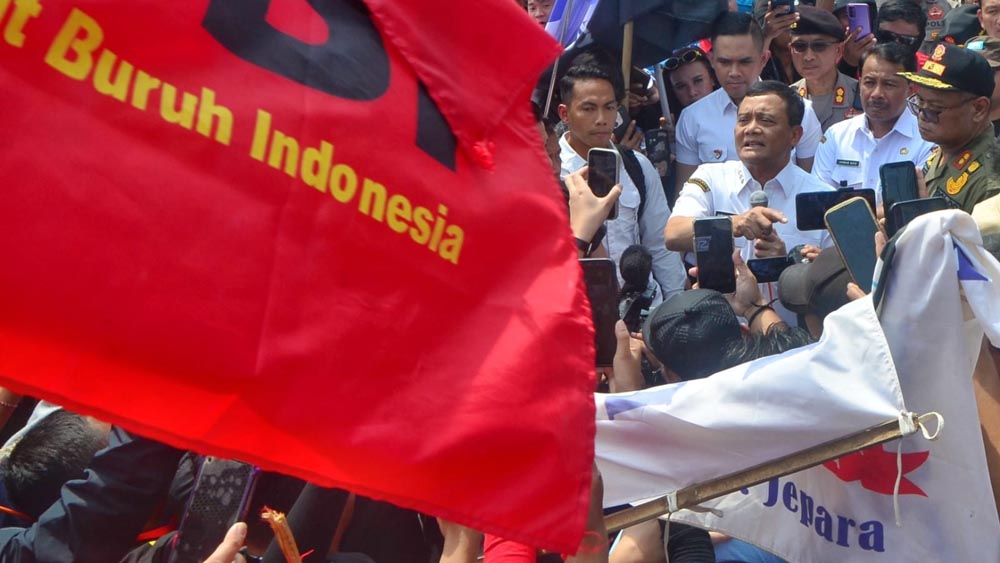 Gubernur Jateng Ahmad Luthfi menemui buruh usai demo dan menetapkan UMP 2026 naik 7,28 persen dengan nilai alfa 0,90 disertai kebijakan pro-buruh.