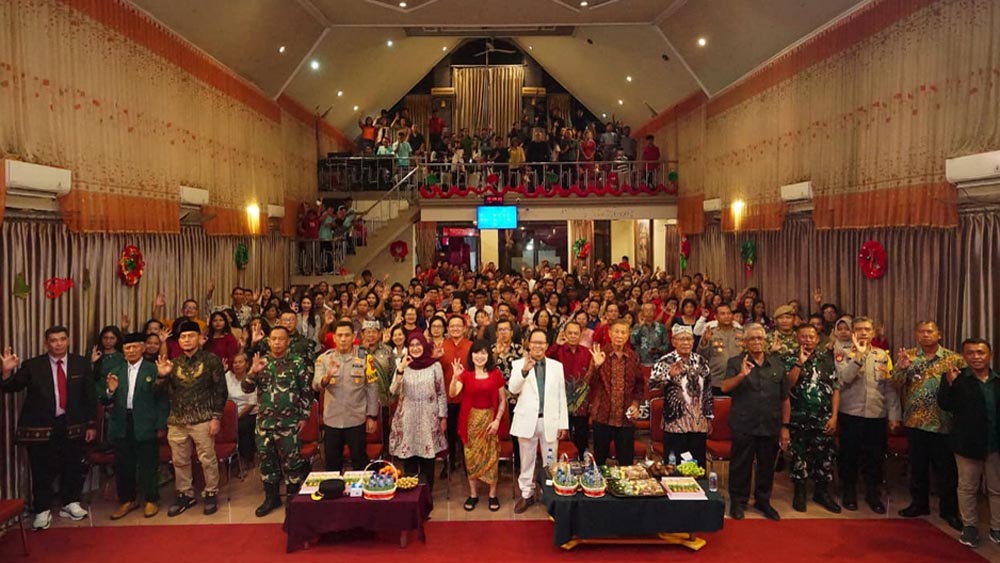 Perayaan Natal di Banyuwangi berlangsung damai. Bupati Ipuk Fiestiandani hadir di GBI Filadelfia Rogojampi, menguatkan pesan persaudaraan dan kebersamaan.