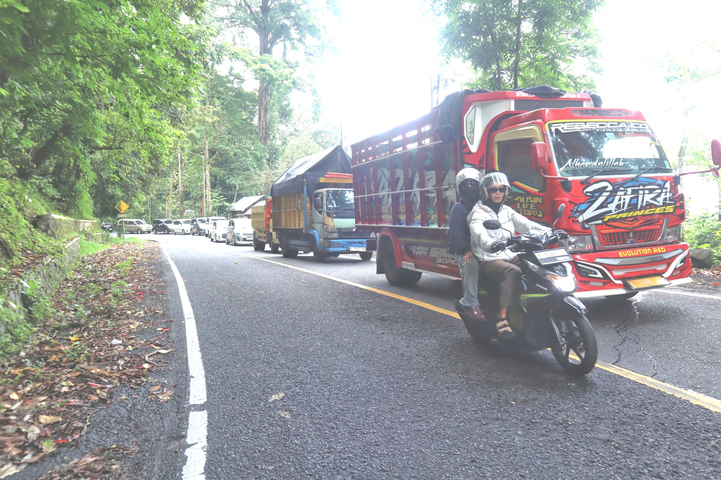 PADAT: Kemacetan terjadi di jalan raya di Gunung Gumitir, tepatnya sebelah timur Watu Gudang kemarin (23/12).