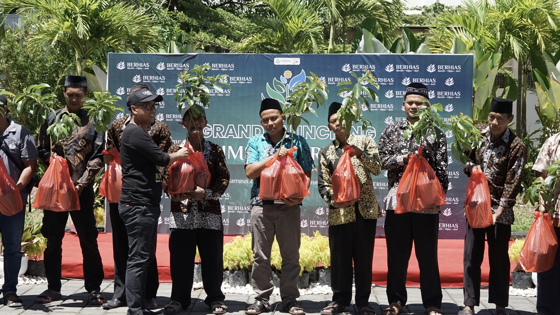 Rektor Uimsya Dr H Ahmad Munib Syafaat Lc MEI menyerahkan bibit tanaman.