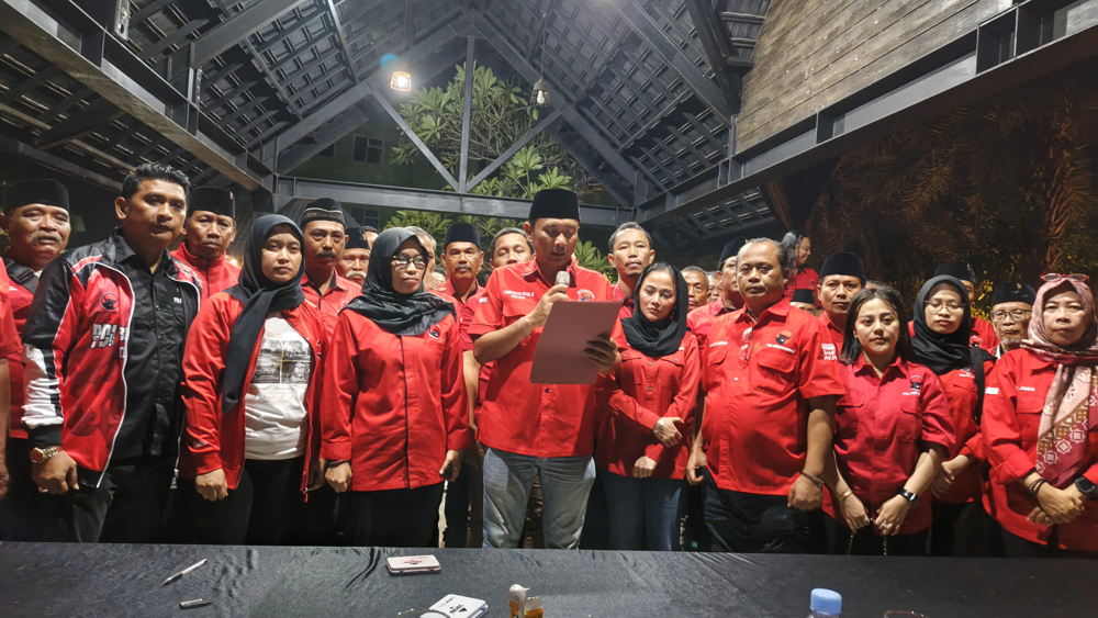 Ketua DPC PDI Perjuangan Banyuwangi periode 2019&ndash;2025 I Made Cahyana Negara bersama 22 Ketua, Sekretaris, dan Bendahara PAC se-Banyuwangi membacakan pernyataan sikap, Rabu malam (24/12).