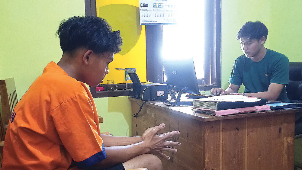 Tersangka pencurian sepeda motor, Irfan Susilo, diamankan di Polsek Bangorejo pada Rabu (24/12).