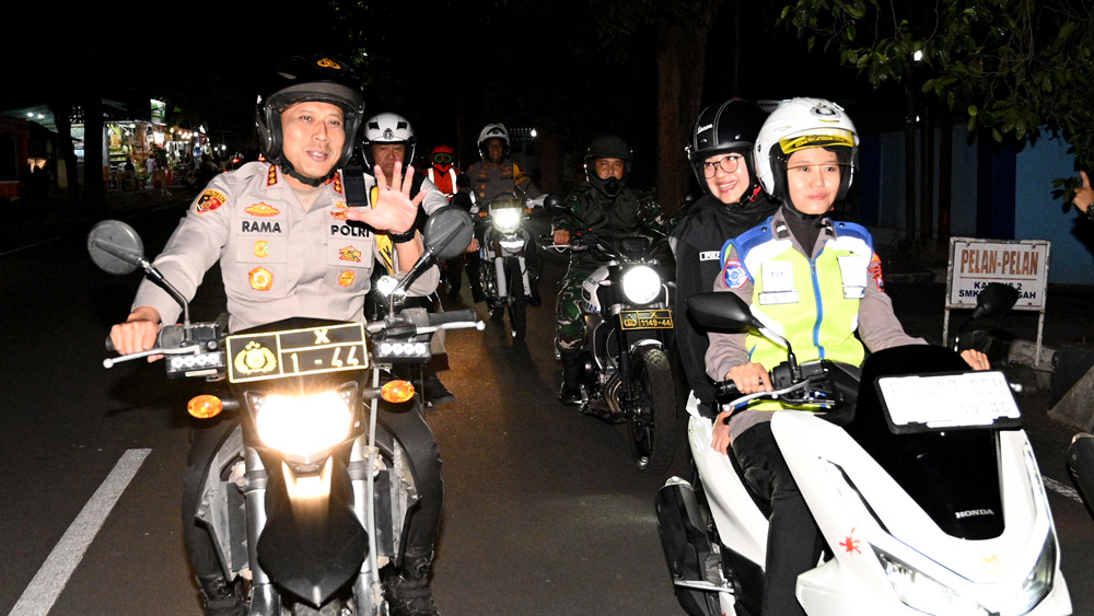 Bupati Ipuk Fiestiandani dibonceng Polwan bersama Kapolresta Kombespol Rama Samtama Putra berpatroli naik motor menuju sejumlah gereja di kota Banyuwangi, Rabu malam (24/12).