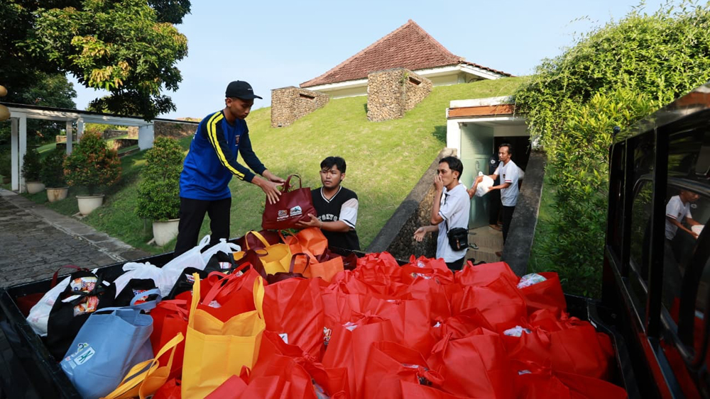 Petugas menurunkan paket sembako pengganti karangan bunga selamat Harjaba di pendapa Sabha Swagata Blambangan beberapa hari lalu.