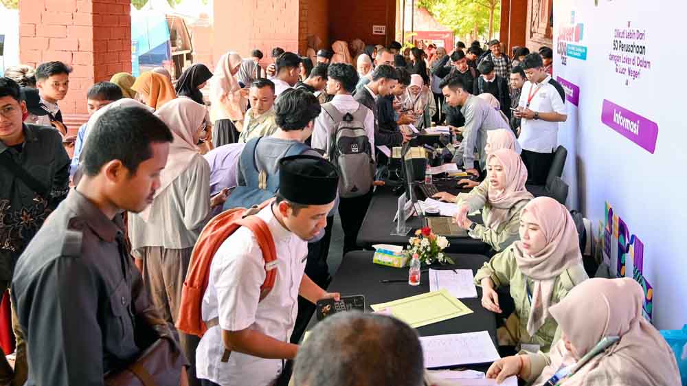 Para pencari kerja melakukan registrasi sebelum memasuki arena Career Expo 2025 di Banyuwangi Park, pada 3 Oktober lalu.