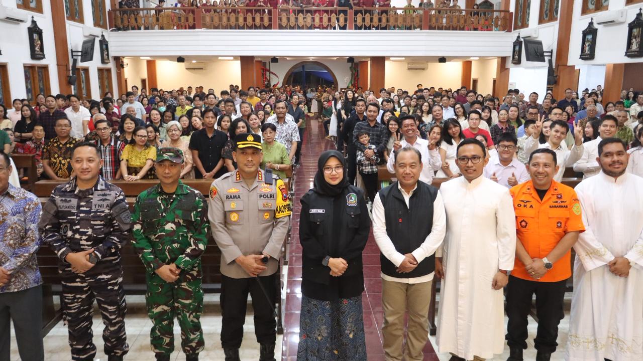 Bupati Ipuk dan Forkopimda Banyuwangi pantau langsung Misa Natal 2025 di sejumlah gereja. Pastikan ibadah aman, khidmat, dan jaga kerukunan beragama.