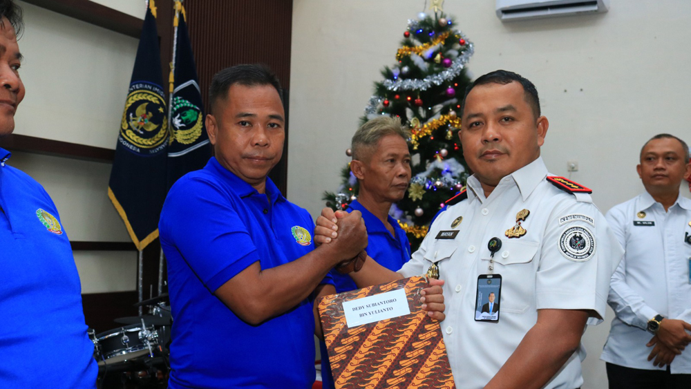 Sejumlah warga binaan mendapatkan remisi saat perayaan Natal di Lapas Kelas IIA Banyuwangi, Kamis (25/12).