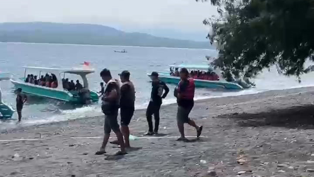 WISATA BAHARI: Rombongan wisatawan naik perahu dari tempat wisata Grand Watudodol menuju Pulau Menjangan, Kamis (25/12).