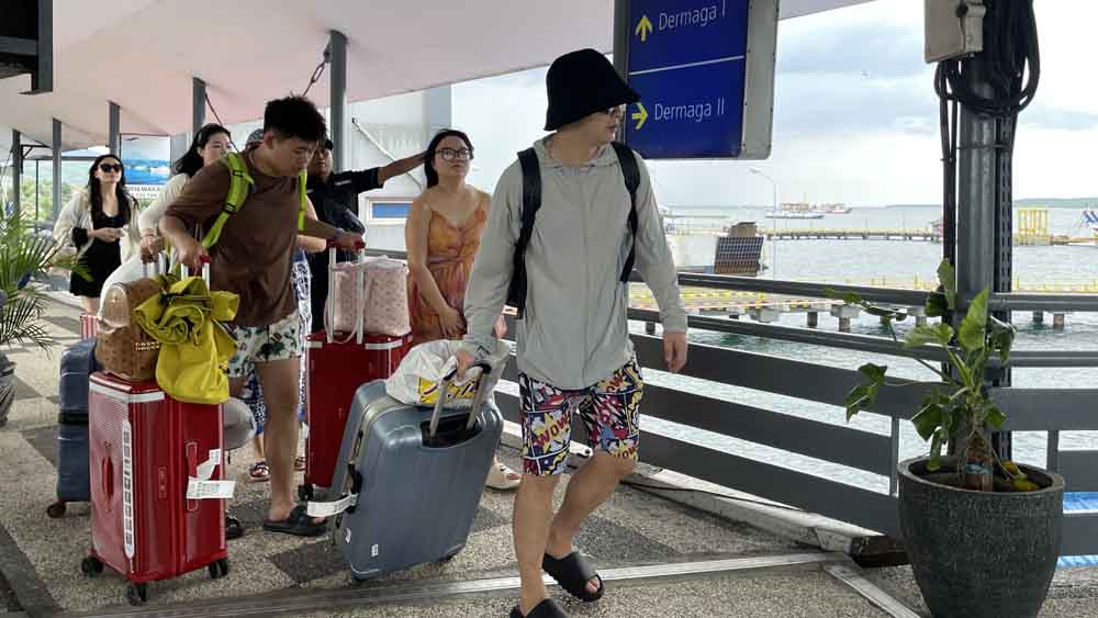 HENDAK KE BALI:  Wisatawan asing terutama dari Tiongkok ikut meramaikan libur Nataru di Pelabuhan ASDP Ketapang, Jumat (26/12).