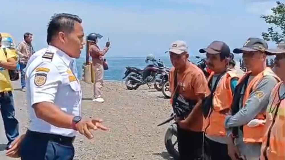 Kepala Sub-koordinasi Pengelolaan Perparkiran Dishub Banyuwangi, Wahyuono M Laksosno memberikan pengarahan kepada jukir yang biasa bekerja di depan patung gandrung Watudodol, Jumat (26/12).