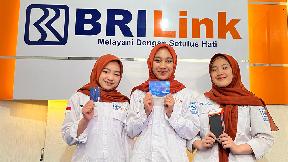 Dari desa pegunungan Banjarnegara, Peni Prayekti sukses menjadi BRILink Agen, memberdayakan warga dan memperluas akses keuangan desa.