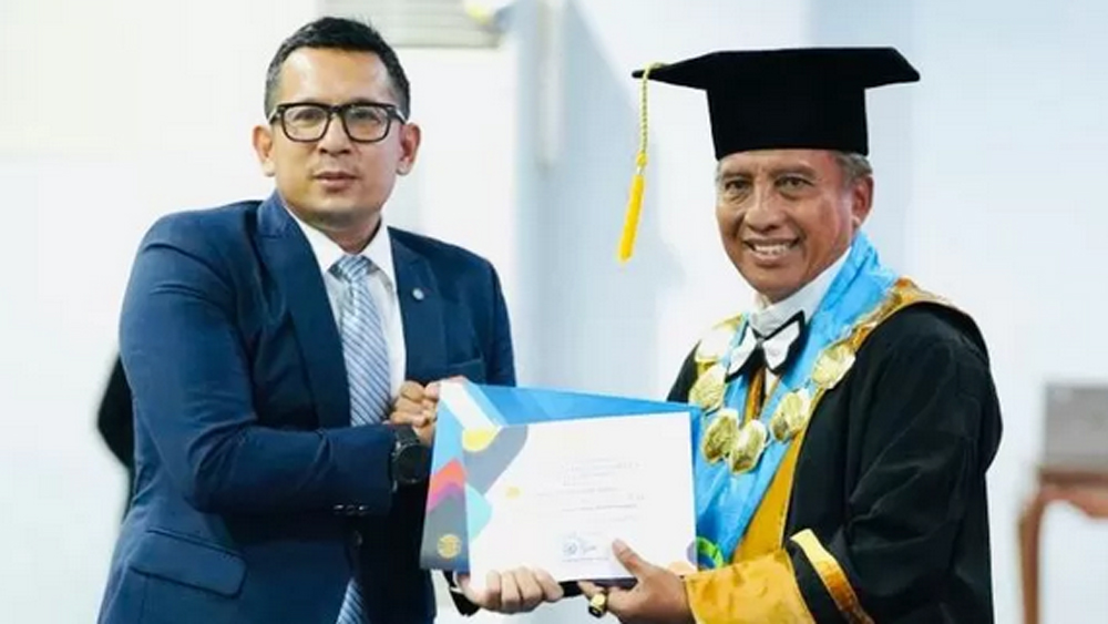 Mohammad Ali Kuncoro meraih gelar doctor usai menjalani sidang terbuka Fakultas Ilmu Keolahragaan dan Kesehatan (FIKK) Universitas Negeri Surabaya (Unesa).