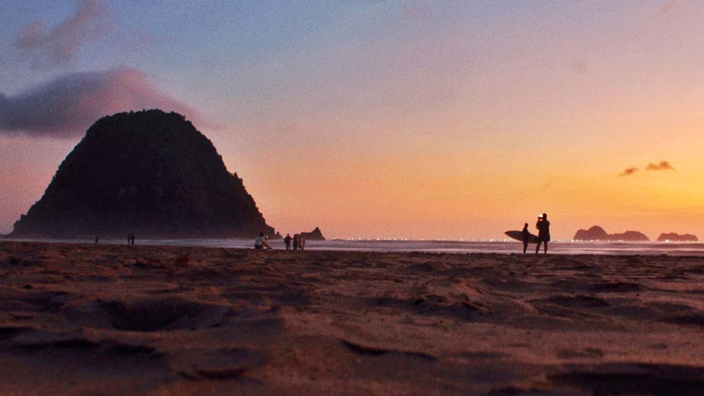 PRIMADONA: Momen matahari terbenam di wisata Pulau Merah (PM) di Dusun Pancer, Desa Sumberagung, Kecamatan Pesanggaran.