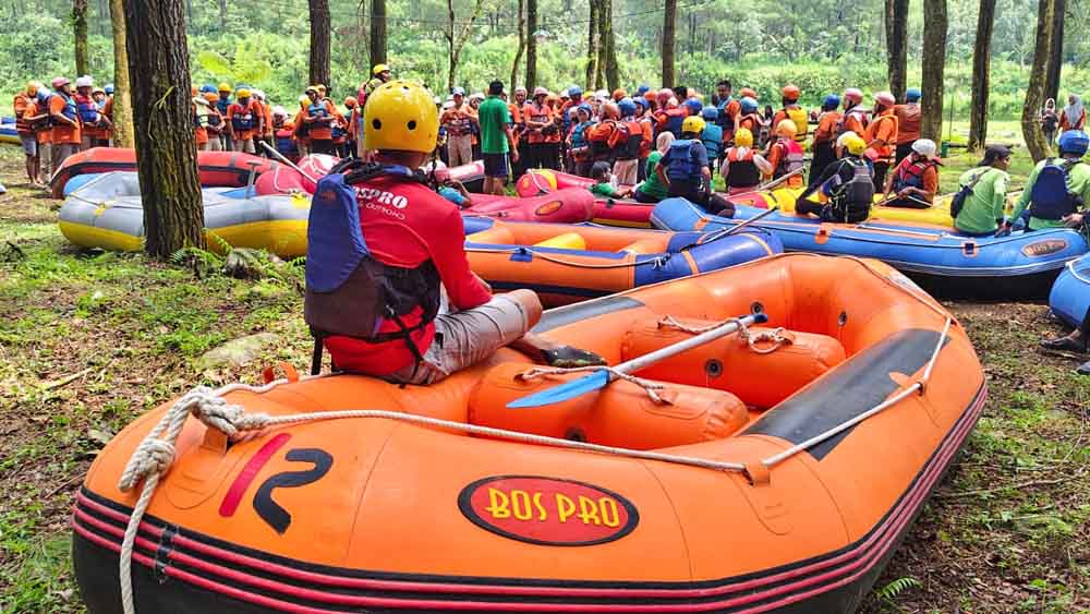 Pengunjung wisata di Bospro Dusun Sumberagung, Desa Sumberbulu, Kecamatan Songgon bersiap turun ke sungai untuk mengikuti arung jeram, Sabtu (27/12).