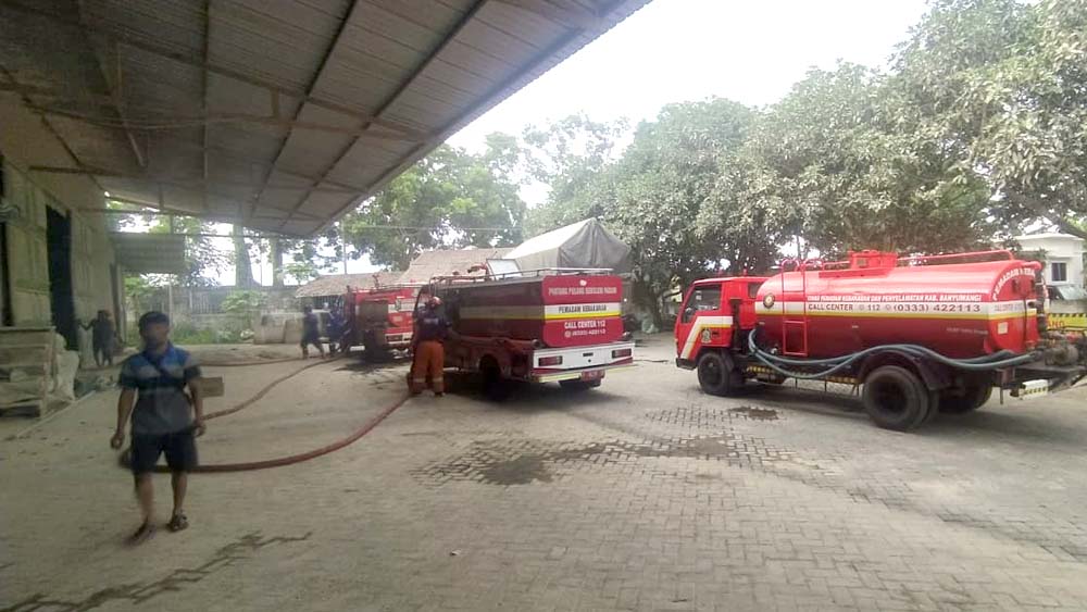 MESIN OVERHEAD: Tiga mobil Damkarmat dikerahkan untuk memadamkan api di pabrik pengolahan beras Desa Alasmalang, Kecamatan Singojuruh pada Sabtu (27/12).