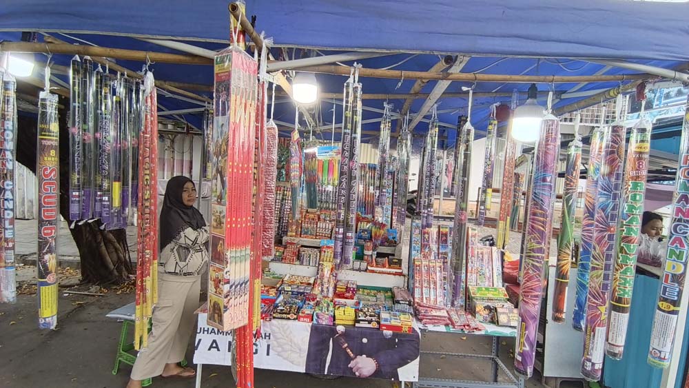 Salah satu pedagang Petasan kembang api yang berjualan di Pasar Banyuwangi tetap di samping Taman Stritanjung, Minggu (28/12).