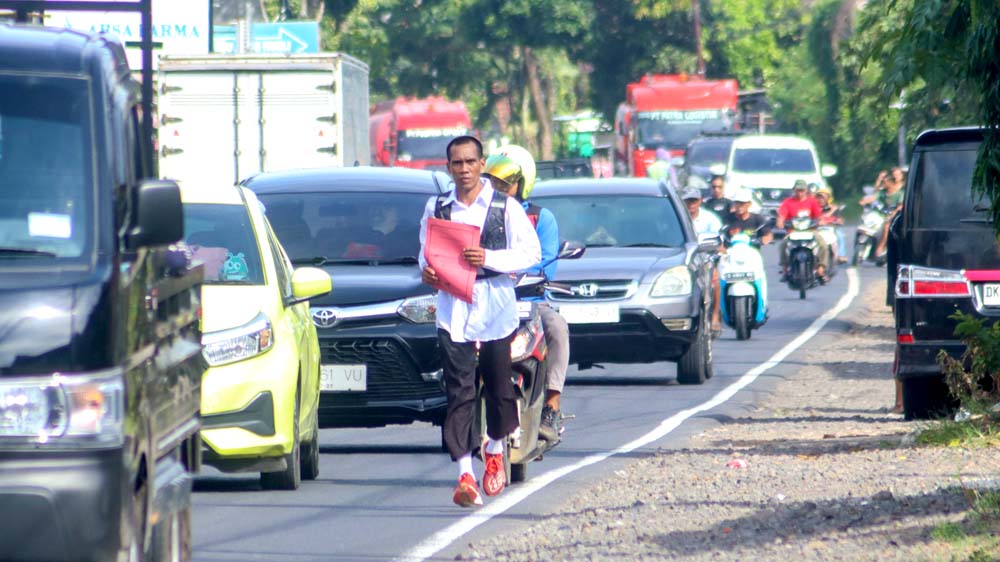 NAZAR: Abdurahman memenuhi nazarnya dengan berlari sejauh 52 kilometer dari Banyuwangi ke Kecamatan Glenmore, Minggu (28/12)