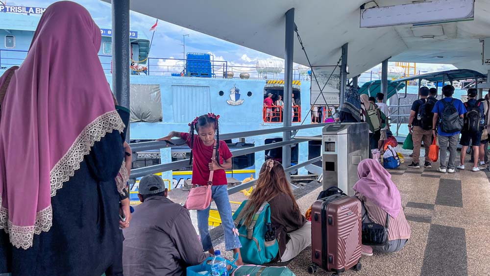 Calon penumpang di Pelabuhan Ketapang. Dari data produksi ASDP Ketapang, ada 32.570 orang yang menyeberang dari Bali dua hari paska Natal.