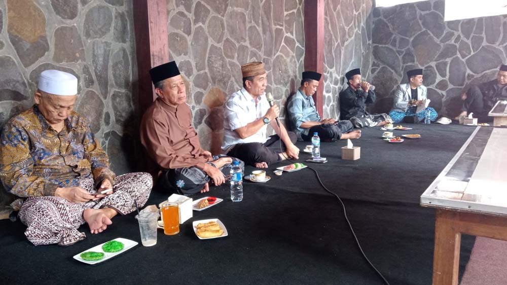 Panitia melaksanakan rapat gabungan yang membahas persiapan Konferensi Cabang NU di rumah makan Seblang, Singojuruh, Sabtu (27/12).