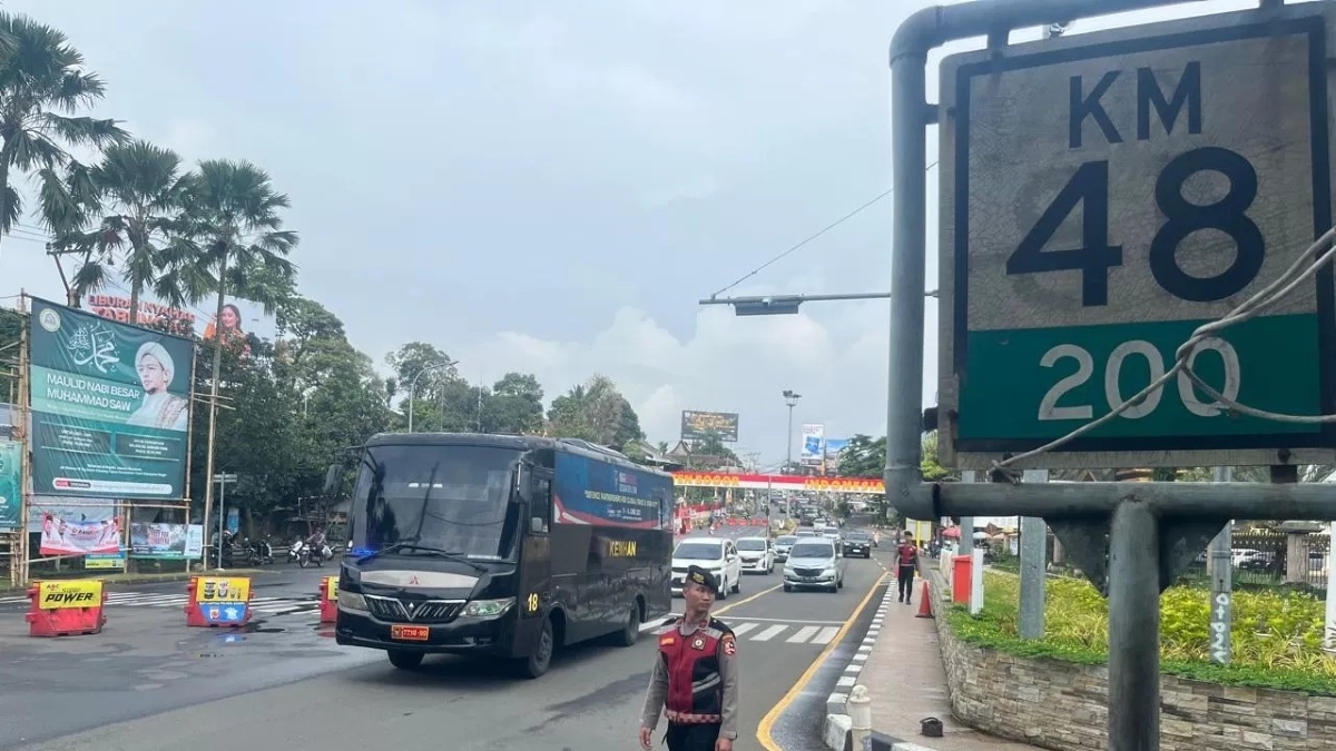 Polres Bogor terapkan one way Puncak arah Jakarta dan car free night Tahun Baru 2026.