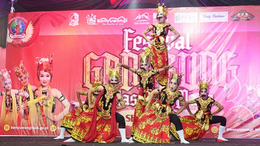 Festival Gandrung &ldquo;Dari Masa ke Masa&rdquo; digelar Banyuwangi, diikuti 1.500 penari dari Jawa dan Bali sebagai upaya melestarikan Tari Gandrung.