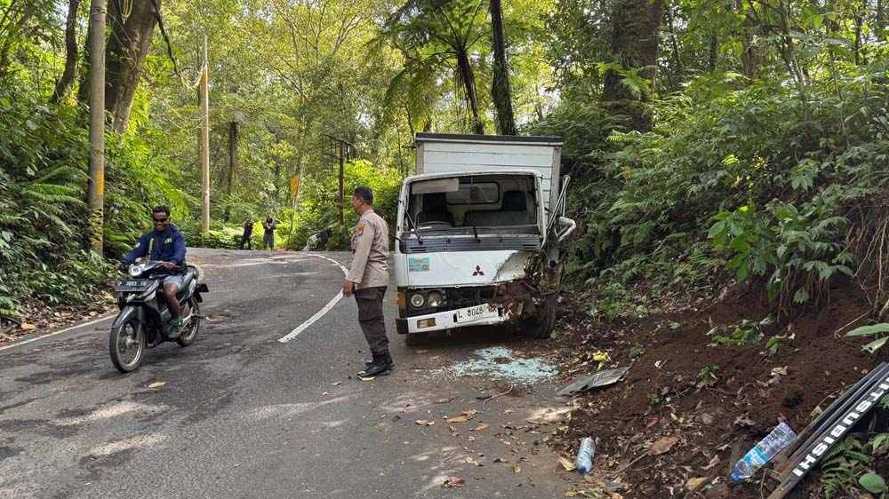 NABRAK TEBING: Truk box nopol L-8048-BX usai mengalami kecelakaan di jalur Ijen, Kamis (25/12).