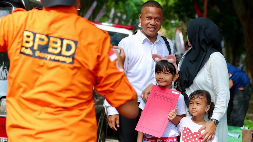 Keluarga dampingi pengangkatan 4.888 honorer Banyuwangi menjadi PPPK Paruh Waktu. Momentum haru berlangsung di GOR Tawangalun, Minggu (28/12/2025).