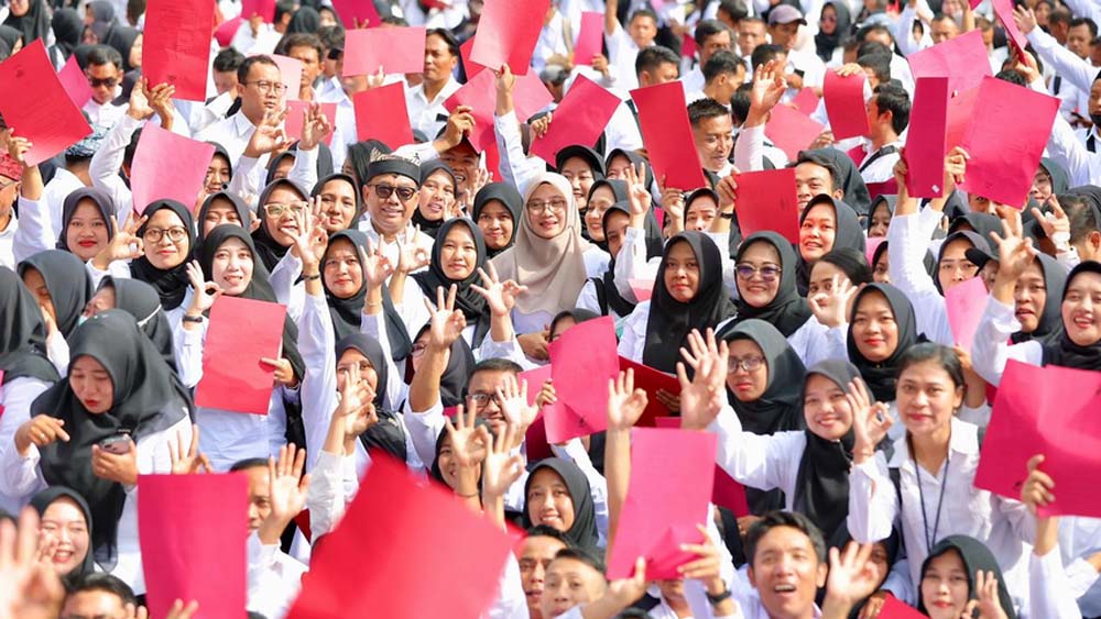 Sebanyak 4.888 honorer Banyuwangi resmi diangkat PPPK Paruh Waktu. Penyerahan SK berlangsung haru di GOR Tawangalun, Minggu (28/12/2025).