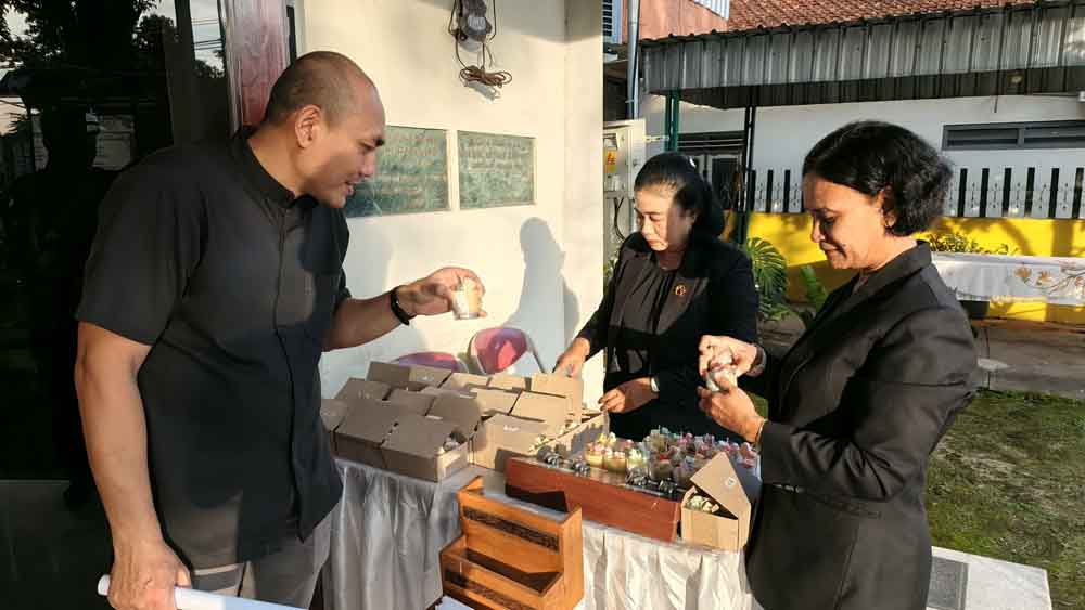 BIKINAN SENDIRI: Lilin daur ulang yang digunakan dalam proses ibdah akan dibagikan ke para jemaat yang hadir di GKI Banyuwangi, Rabu (24/12).