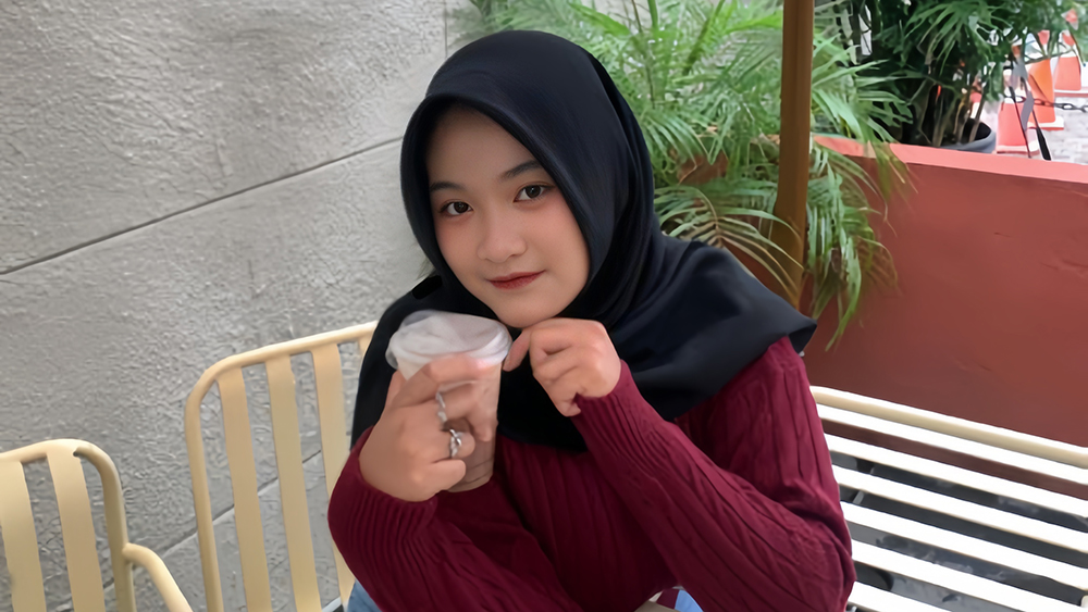Devi Fathihatul Asliha, siswi kelas XII SMKN 1 Banyuwangi jurusan Broadcasting dan Perfilman.
