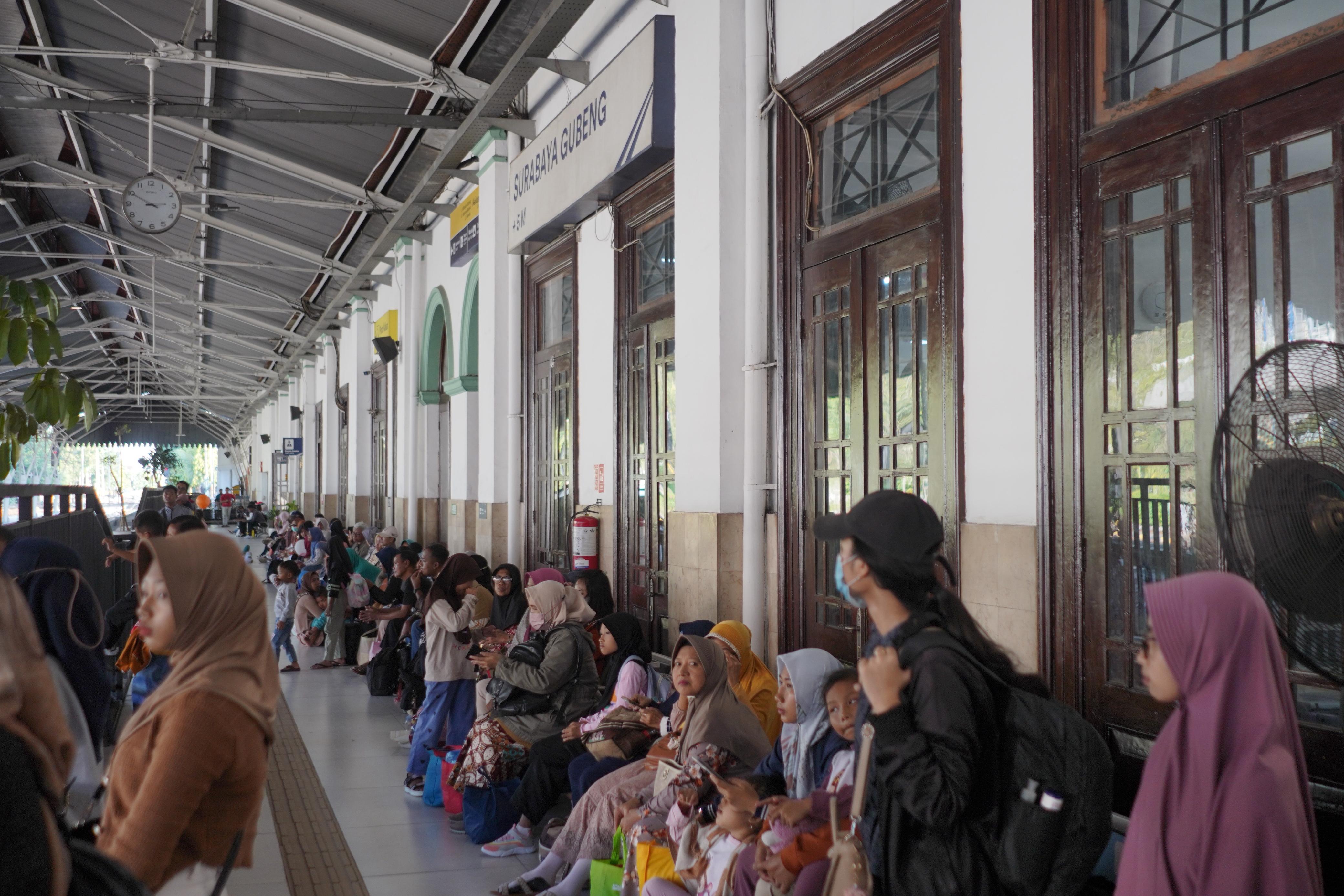 KAI Commuter Wilayah 8 Surabaya siap layani lonjakan penumpang libur akhir tahun.